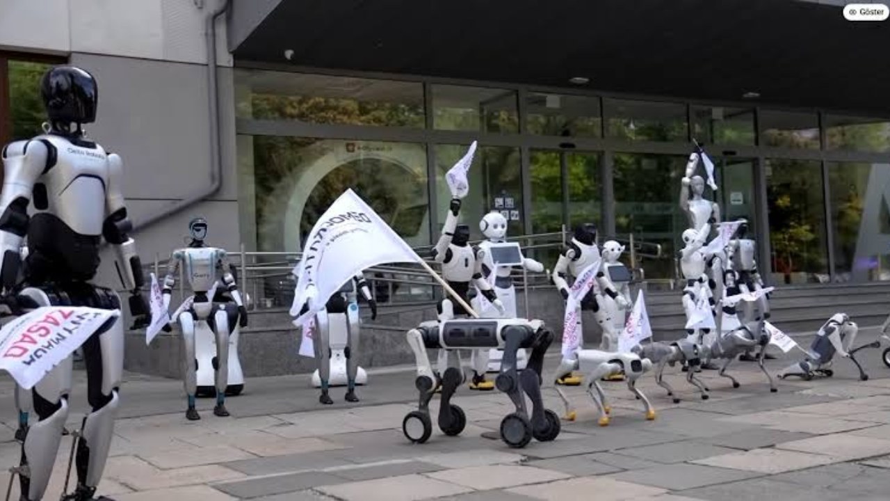 Polonya'da Robotlar Gösteri Düzenledi: "Yasa İstiyoruz!"